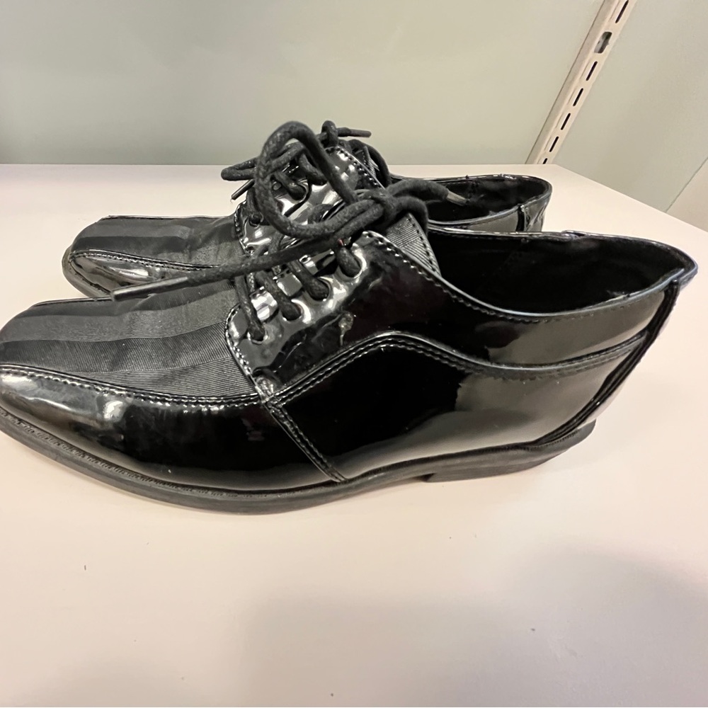 Glossy Black Dress Shoes with Patent Leather Finish and Lace-Up Oxford S…